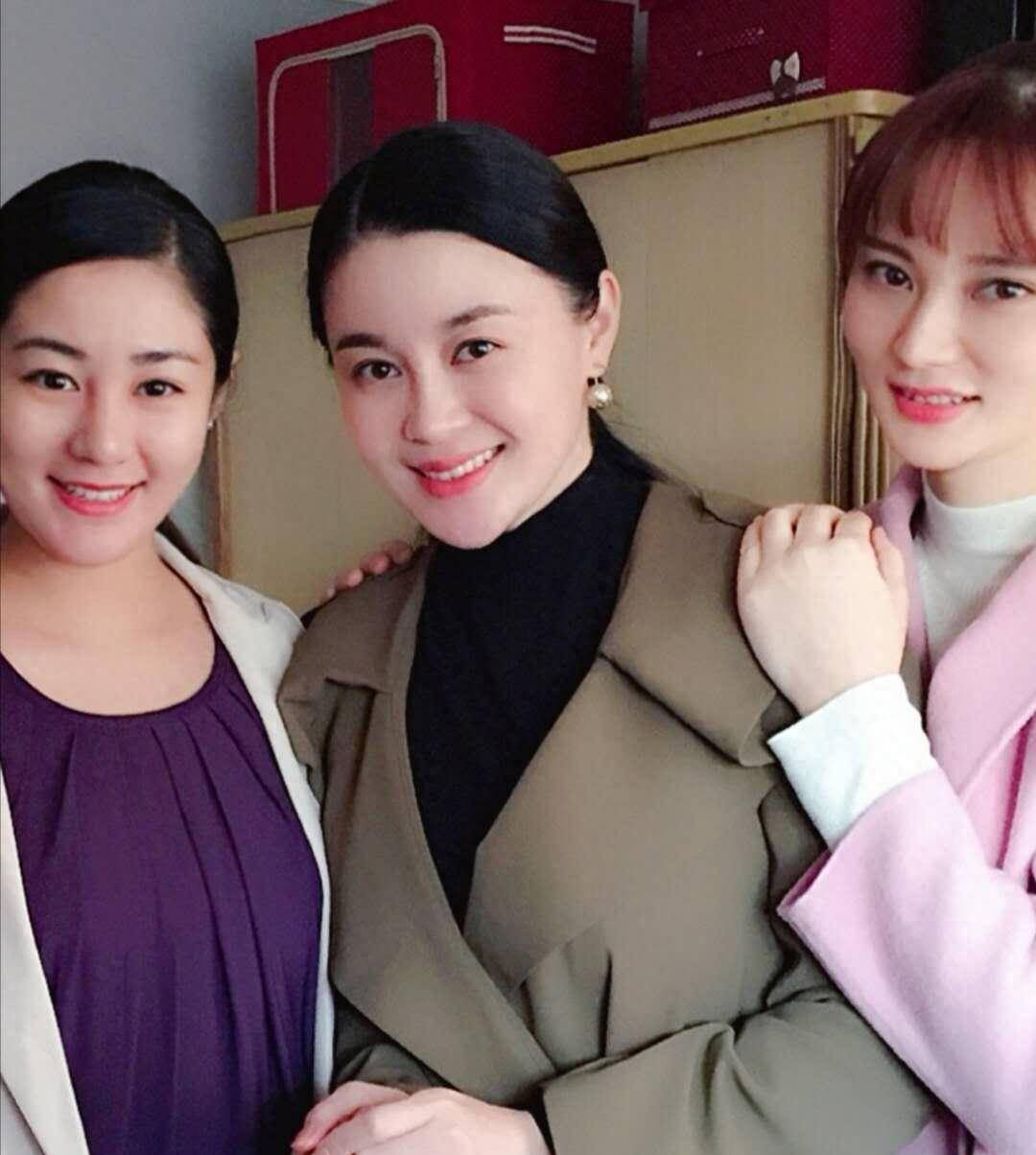 反而是王亚彬,在离开了赵本山以后,不仅在北京台主持过节目《非常接触