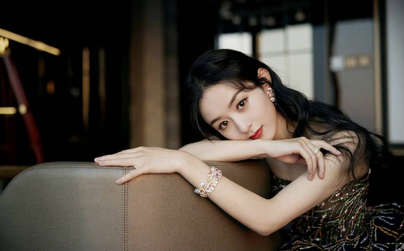 赵丽颖又要劈叉吗?