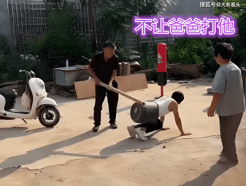 帮他在后面拔,可是真的拔不出来,旁边的母亲看到这样一幕,丫ν溲