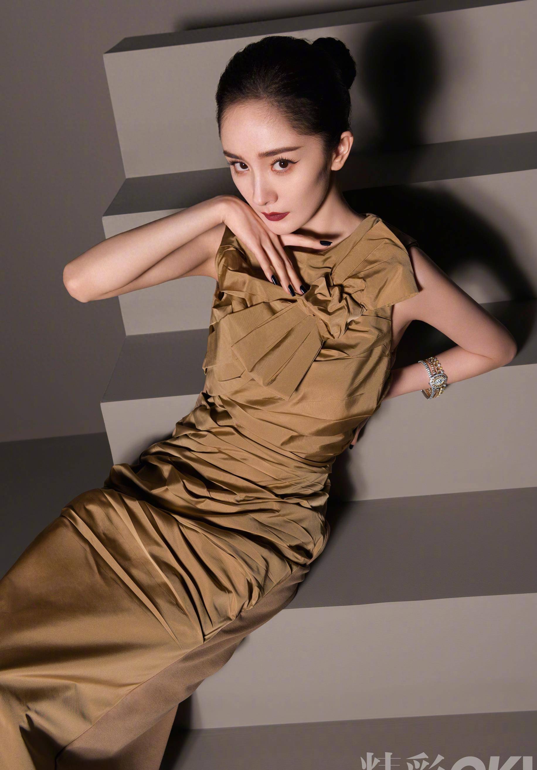 杨幂亮相《ok精彩》周年纪念版 鱼鳞袜大秀美腿,复古又现代_封面_黑色