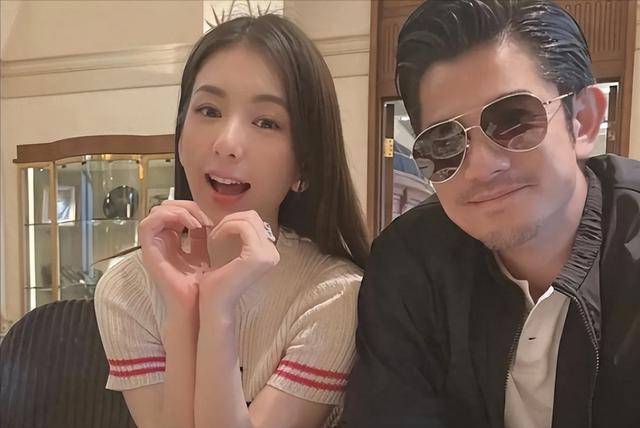 几乎每次出现的时候方媛都是紧紧的依靠在郭富城的身边,看上去小鸟依