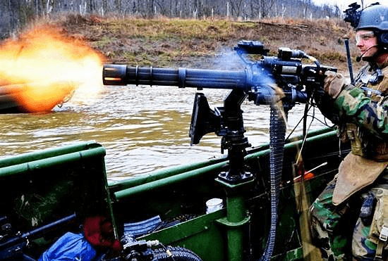 以每分钟6000发的射速闻名国际的经典 号称战场终结者的六管机枪_枪管