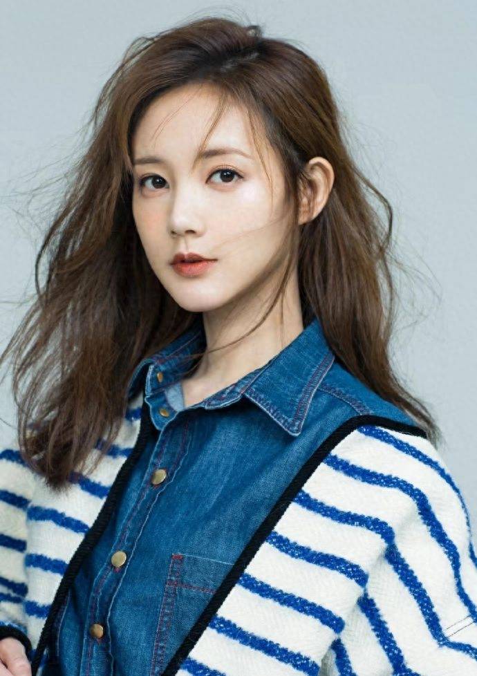 李一桐笑起来真甜,连体牛仔裤搭配海魂针织衫,一整个美到飞起_条纹