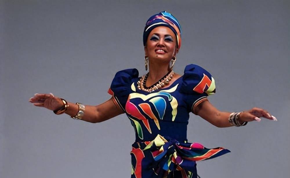 朱明瑛为了维持她的舞台形象,坚持了5年将自己涂成黑人,这个过程中,她