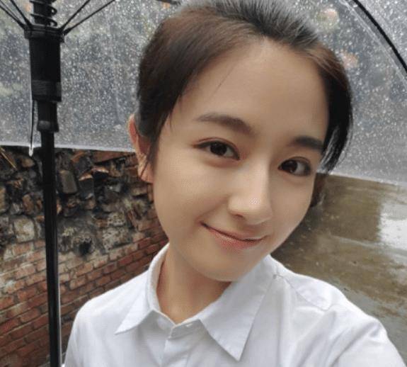 风格差点认不出,"楼梯大片"浓浓网红风,绿色发圈绝了_感觉_墨镜_照片