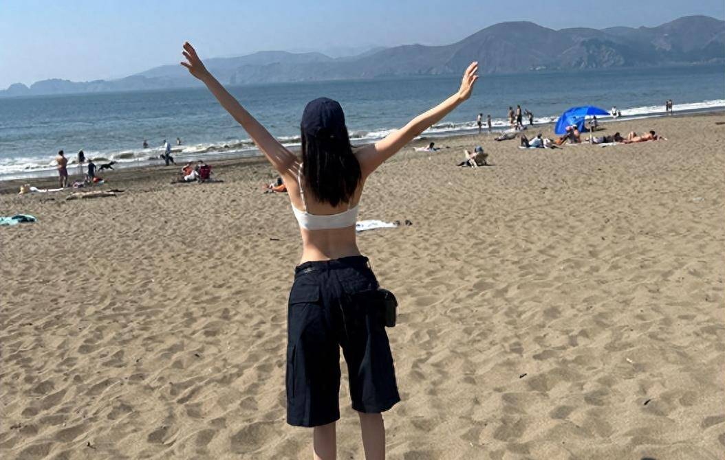 欧阳娜娜沙滩照引争议,衣物外穿露排骨身材,像没时尚好的学生_照片