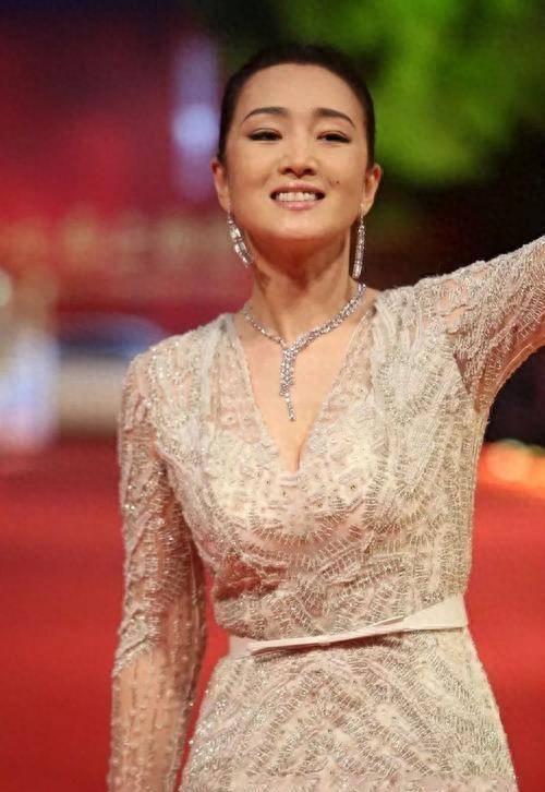 穿千元衣街边拍照,嫁老外22年幸福至今_巩俐_电影_史可