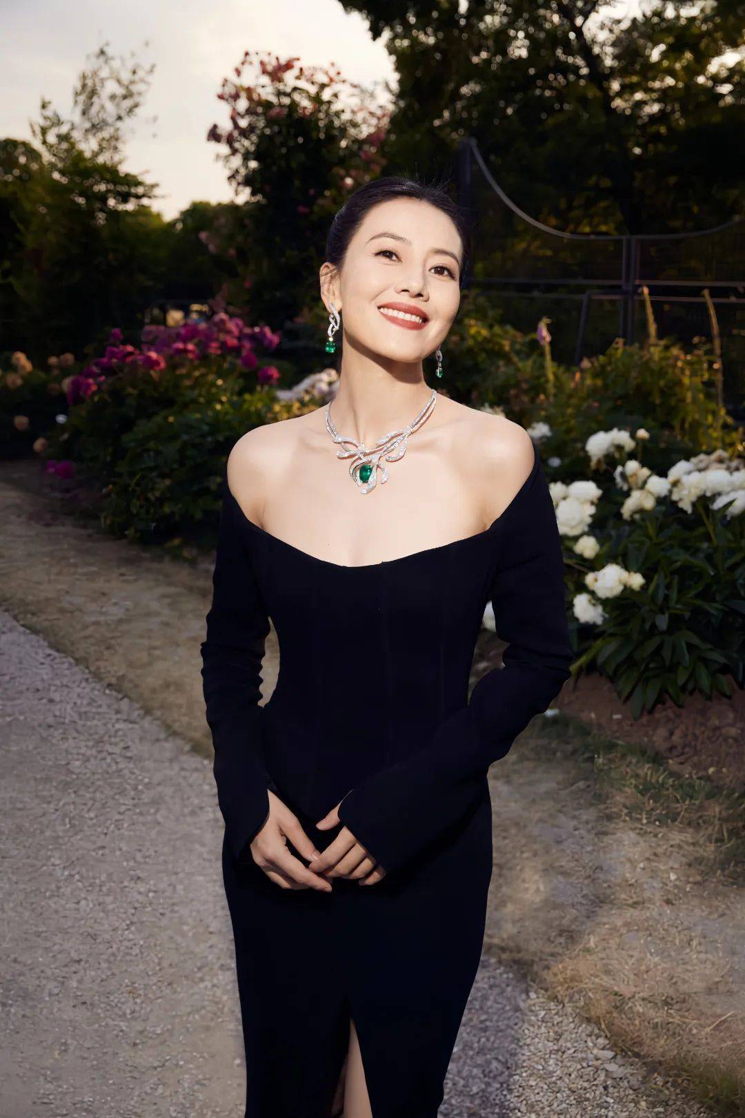 【高圆圆性感写真美图】低领露肩鱼尾裙,温婉优雅,人美如画!