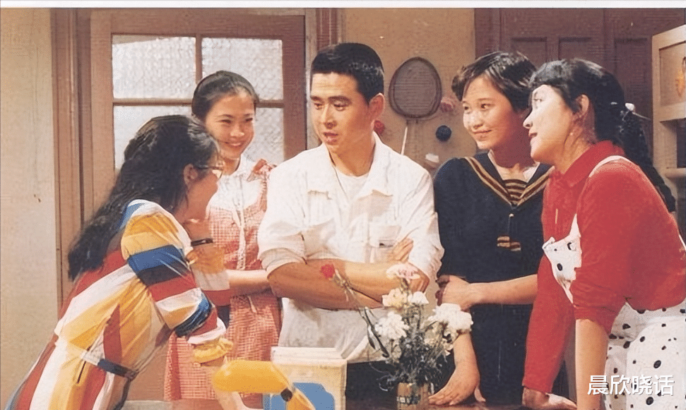 演员许亚军:四段婚姻两个儿子,女子越换越年轻,事业