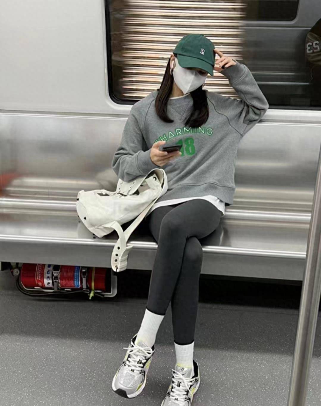 "瑜伽裤"又火了,配卫衣显瘦显高,既舒适又时髦!_look_休闲_白色