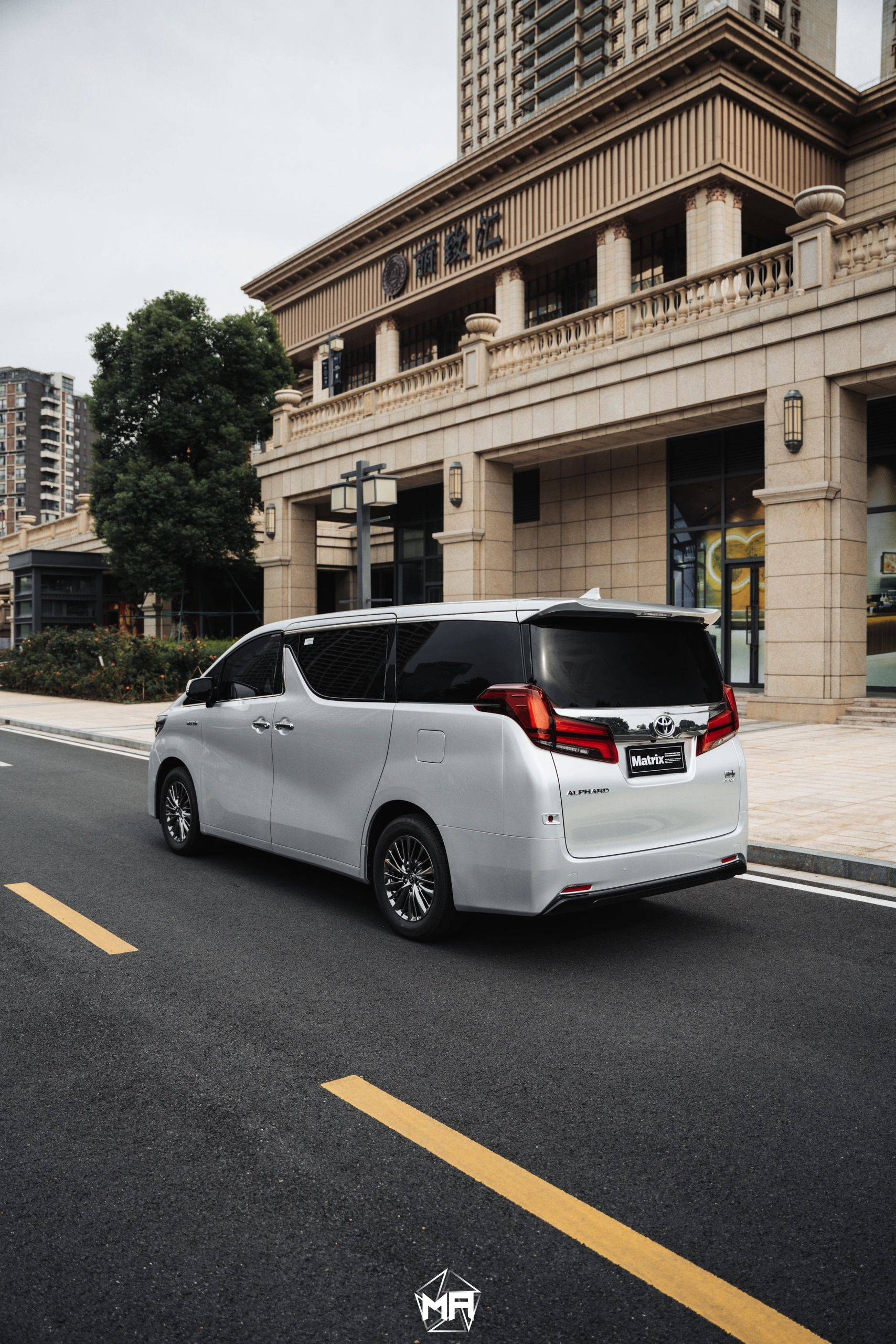 丰田埃尔法matrix矩阵改色膜金属银,气质更上一个层次