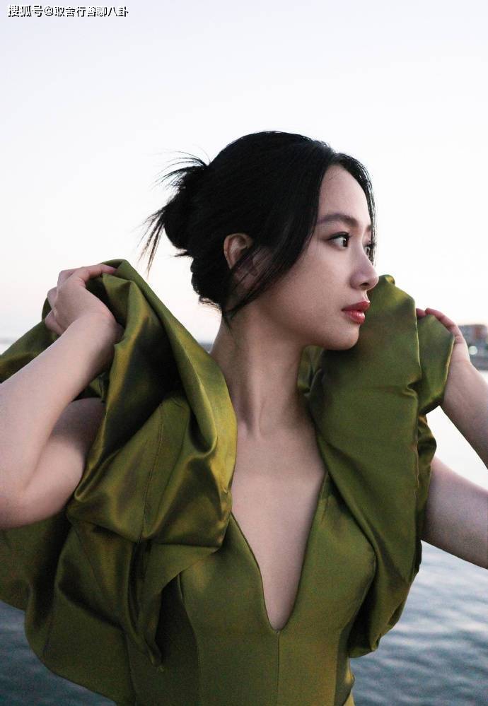 李梦晒威尼斯电影节海边写真,穿绿色大v领长裙,气质风情万种_照片