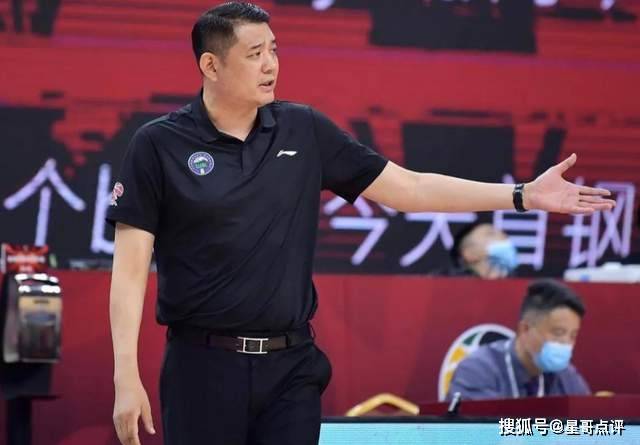 巩晓彬可顶替姚明,辽篮签约冠军主帅,郭艾伦落选,姚明归化2人_杨鸣