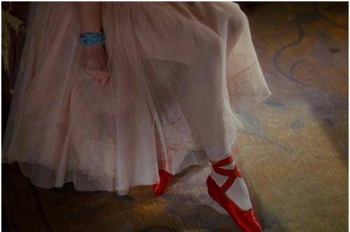 红舞鞋控制女生的脚图片