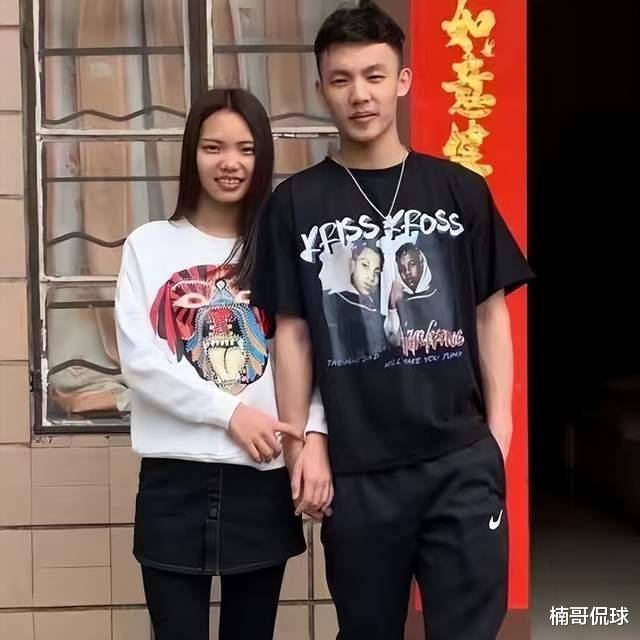 着装靓丽秀好身材,家境好相恋多年感情深_林嘉颖_父母_地方