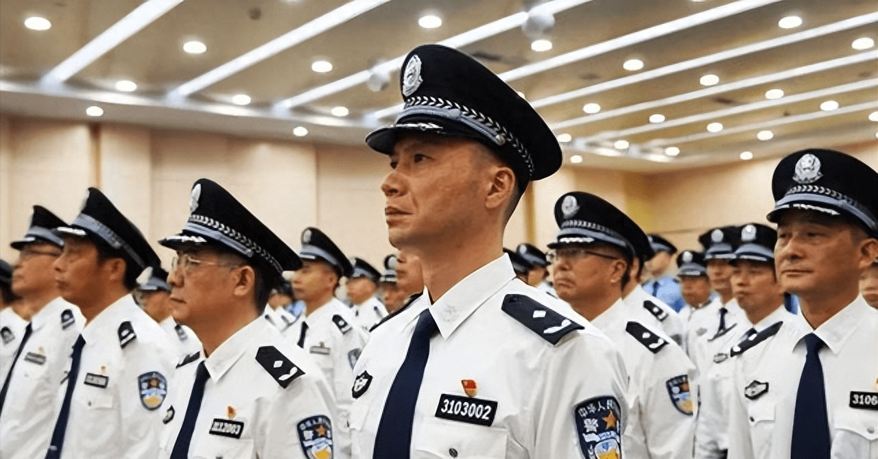 香港白衬衫警察是什么级别?