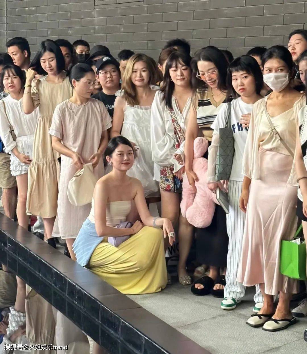 路人拍的晚晚皮肤白皙,靠墙坐紧绷脚尖,36码半脚梗再被嘲_网友_脱粉