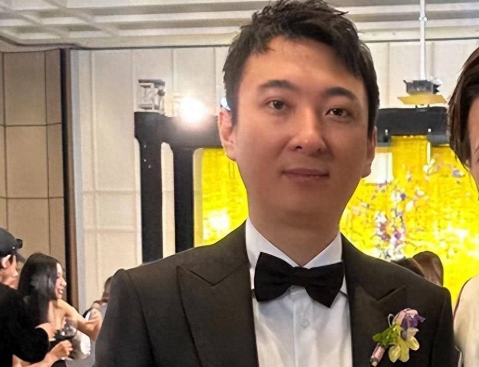 王思聪高档宴会与富婆合影,单手插兜西装显廉价,被嘲像服务员