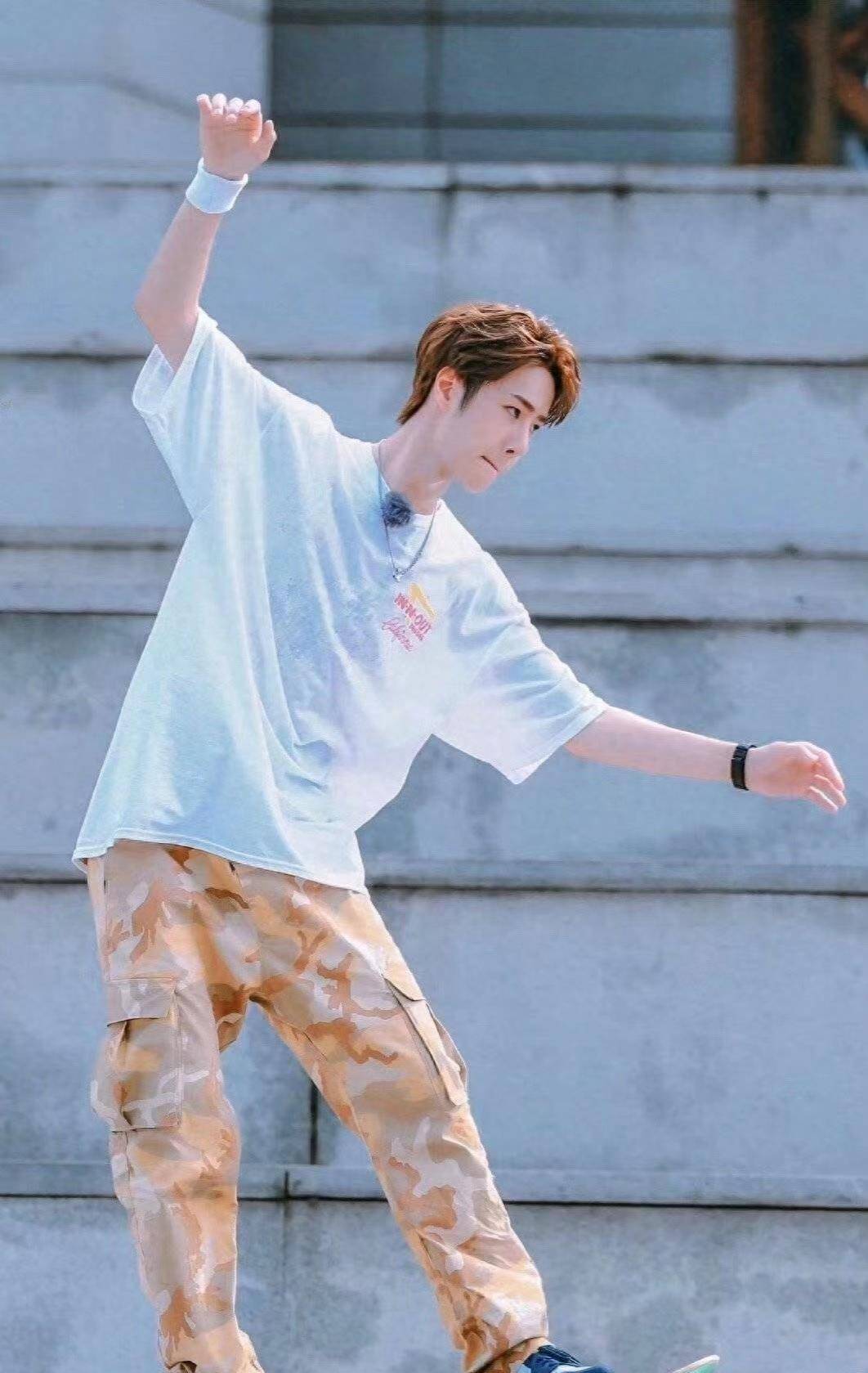 王一博献唱杭州亚运会火炬传递主题曲《燃》,为亚运健儿加油_青春