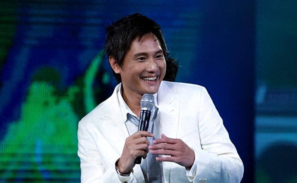 包小柏56岁中年丧女,将女儿骨灰制成项链,每日佩戴悲观厌世!