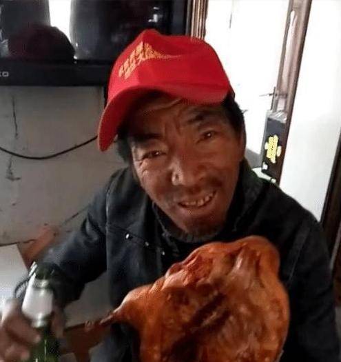 流浪汉身扛"过肩龙",被路人拍照嘲笑,网友:前30年谁敢笑他?