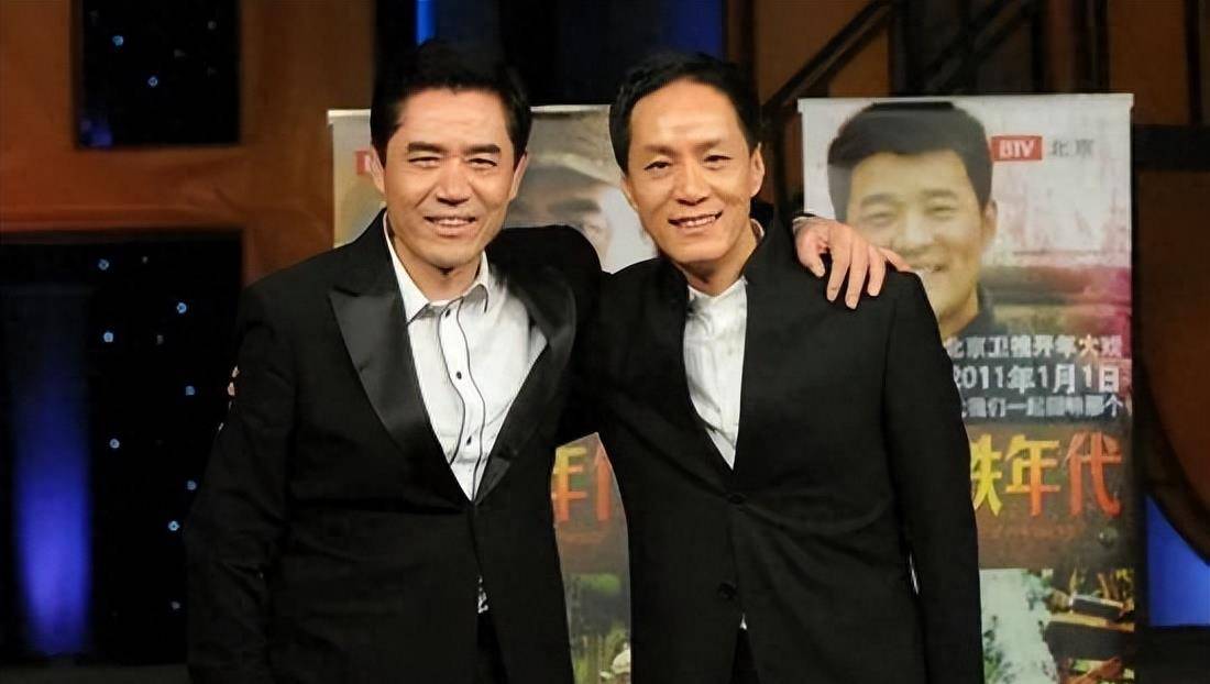 1986年,30岁的陈宝国将扣子放进自己眼中,就为演好一个"无赖"_赵奎娥