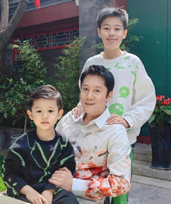 蔡国庆曾在社交媒体上发布过与两个儿子的合影.