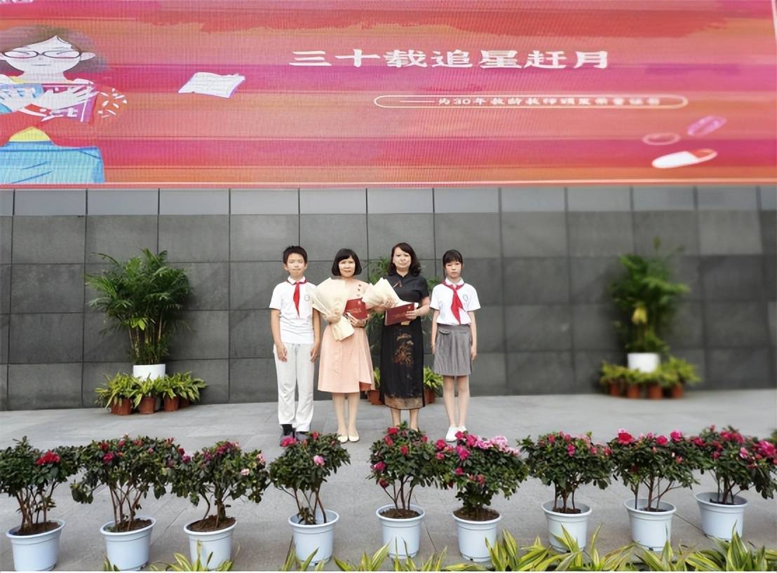 在教师节集体朝会上,成都市成华小学校长唐莉向全校教师送上了节日的