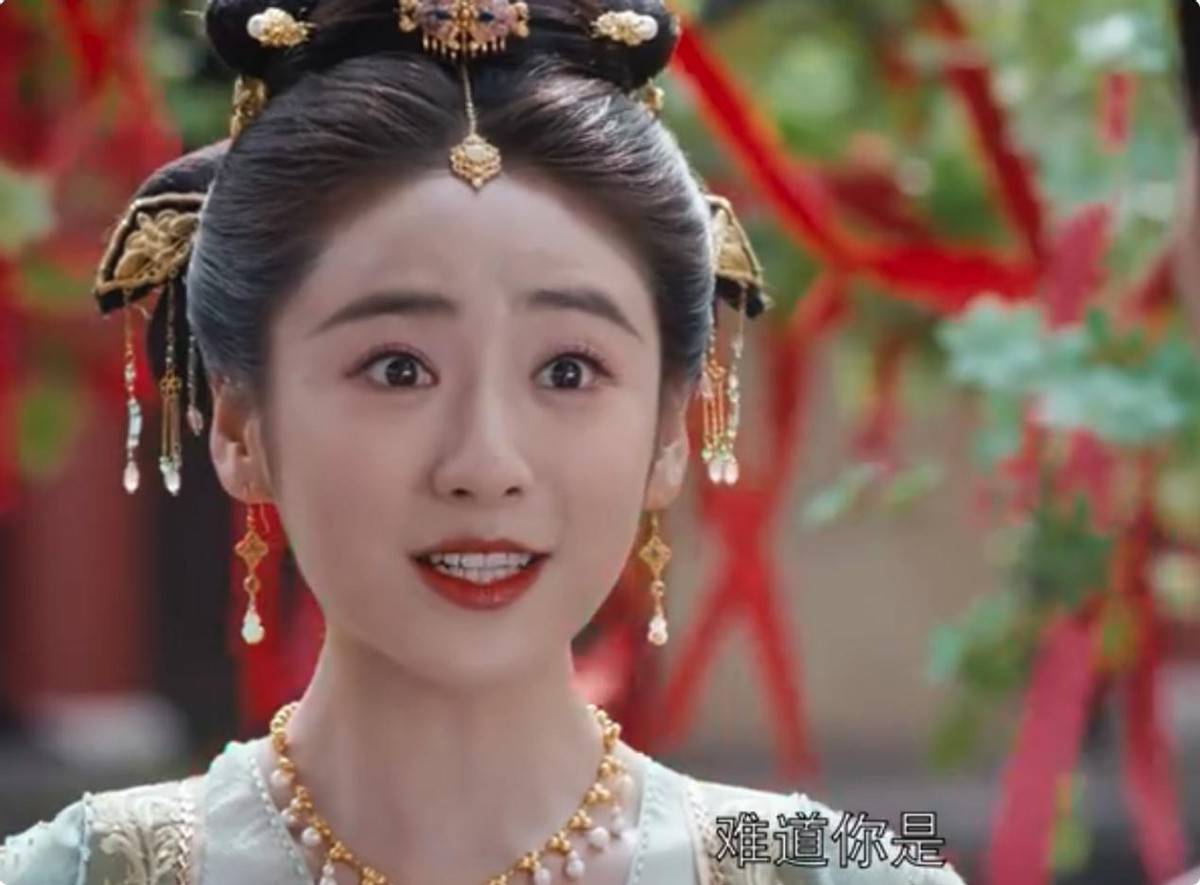 一张"老鸨"脸却演绝色公主,摇头晃脑,五官乱飞,让