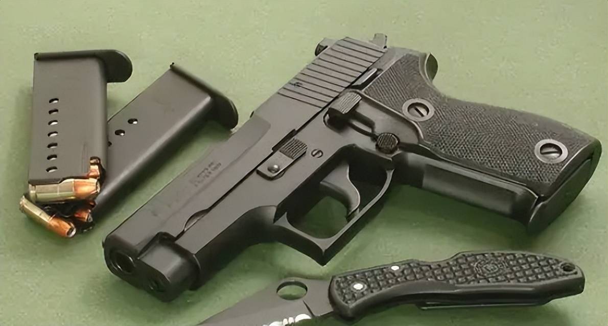 射击精准被誉为警用枪械王牌,美特工人手1把