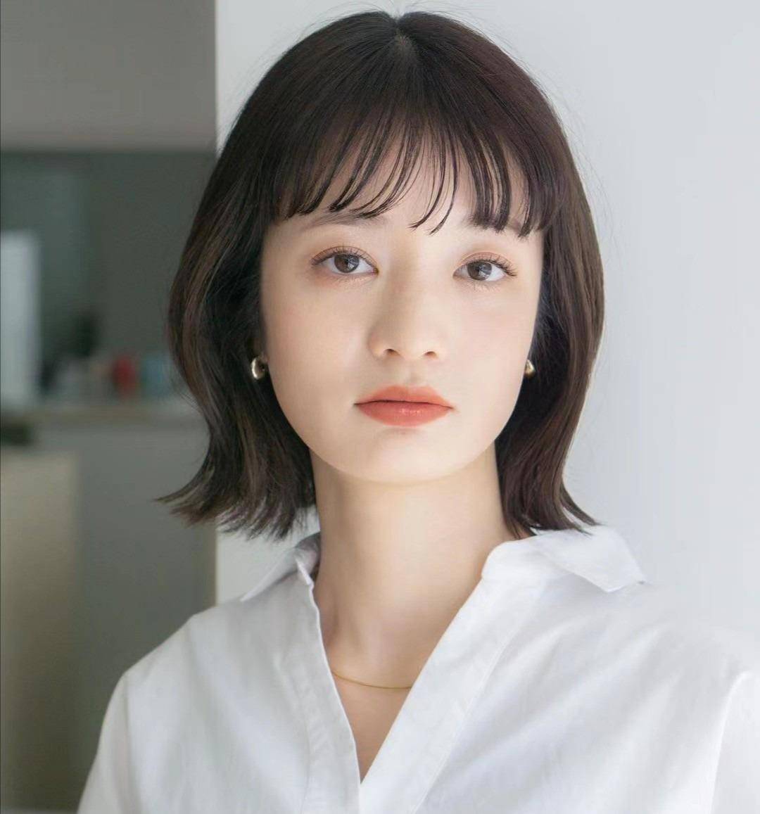 四五十岁的女人更适合剪短发发丝蓬松搭配刘海温柔又显脸小