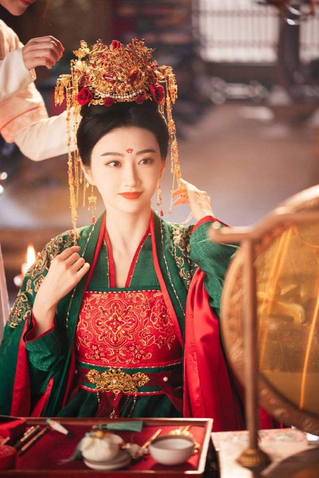 景甜古装婚服造型太吸睛,凤冠霞帔华丽大气,女神范十足!