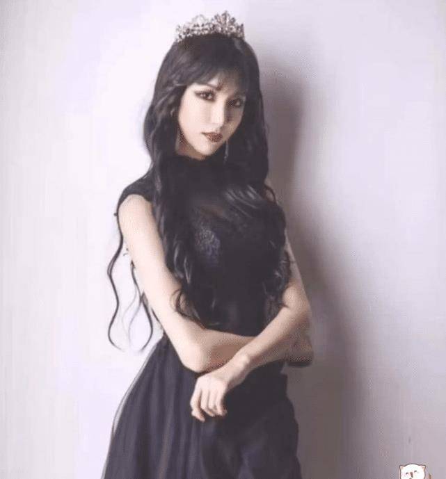 艾比穿"黑婚纱"拍照,头戴王冠美成公主,看到眼神:不给女孩留活路_男生