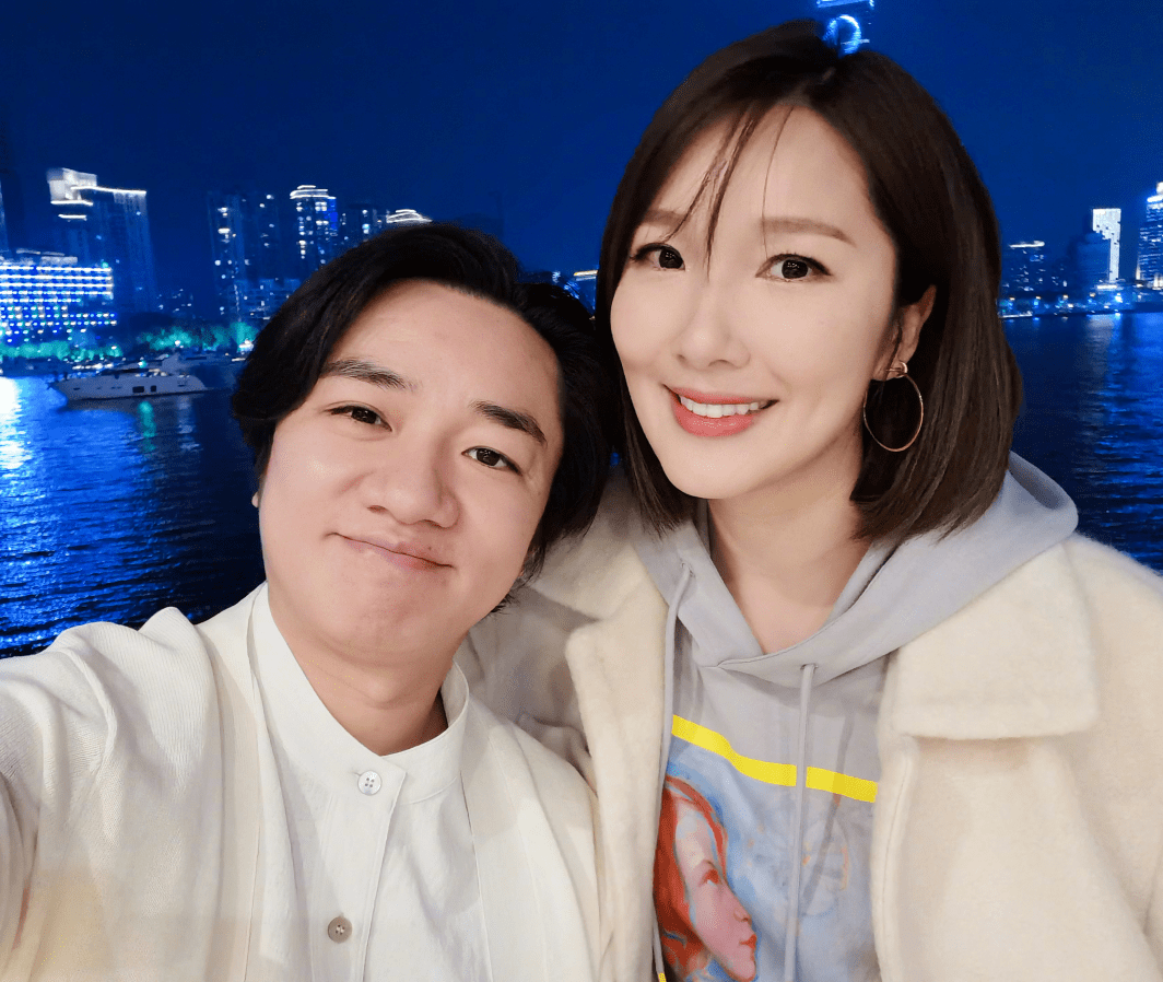 王祖蓝下厨做菜,怎知被全家福抢镜,两个女儿和他像是复制粘贴_李亚男