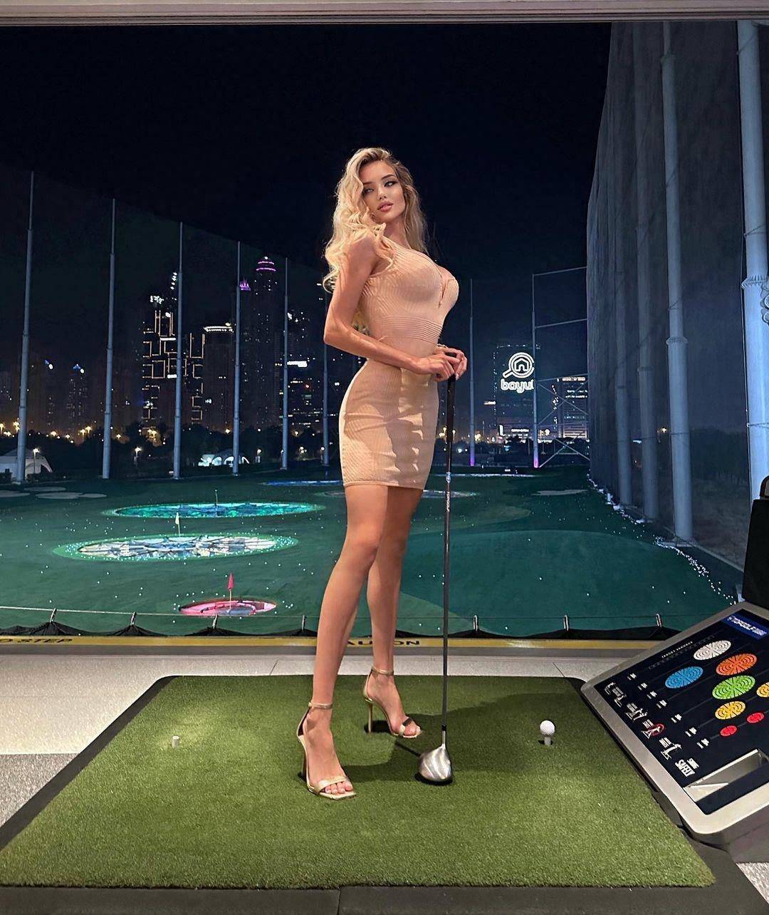 真人版芭比与娃娃:来来回回,性感火辣,完美身材,俄罗斯网红模特_tanya