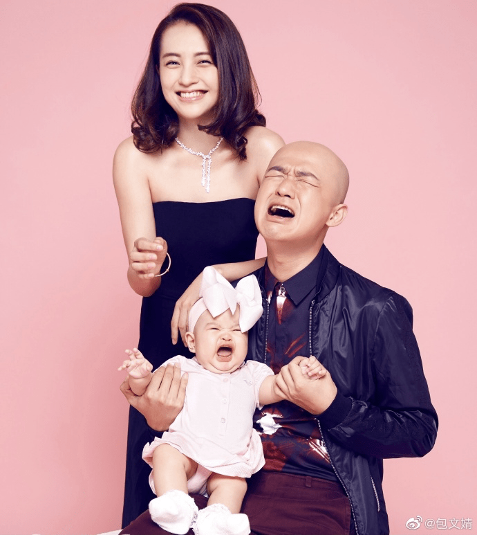 包文婧晒出她年轻时和包贝尔的合影,那时候的包贝尔还有头发,虽然发际