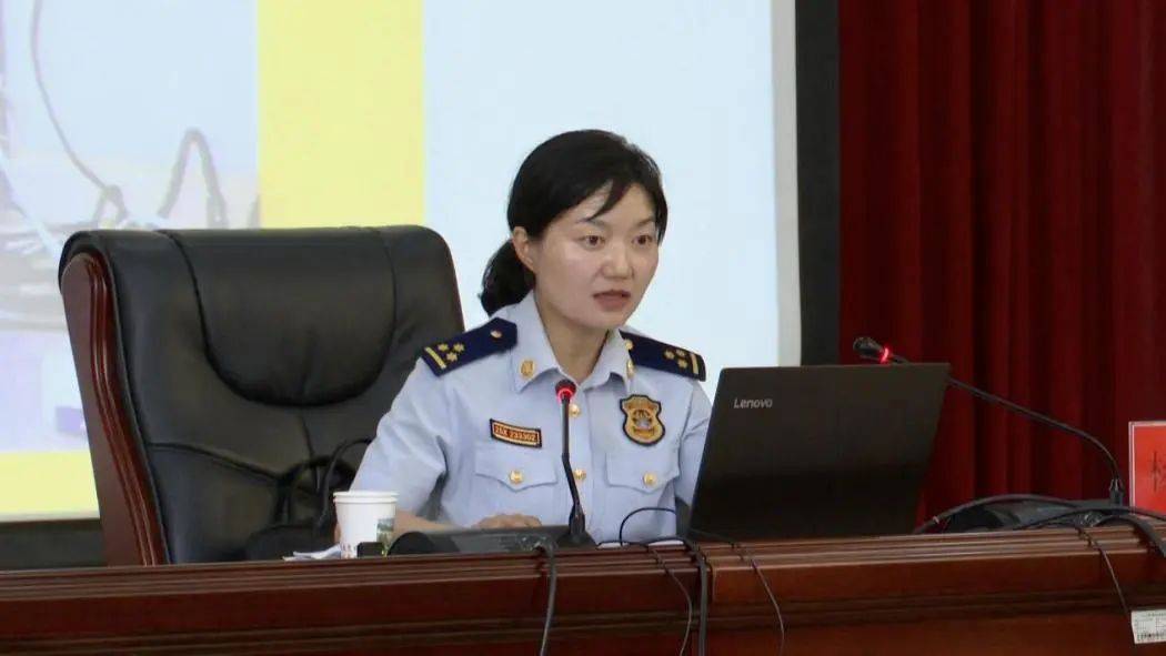 (大理州公安局综合治安支队副支队长陈国权为学员授课)(大理大学经济