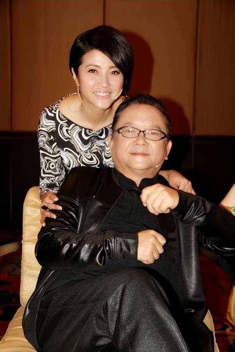 75岁王刚现状:白发老态,儿子上初中,妻子风韵犹存_婚姻_成方圆_生活