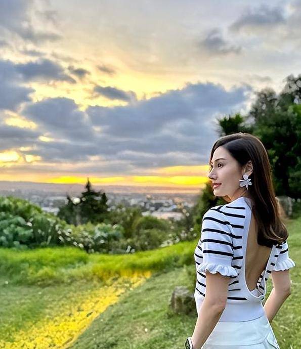 53岁的李嘉欣的幽默态度是用金钱和时间铸就的不是吗?_保养_进行_时尚