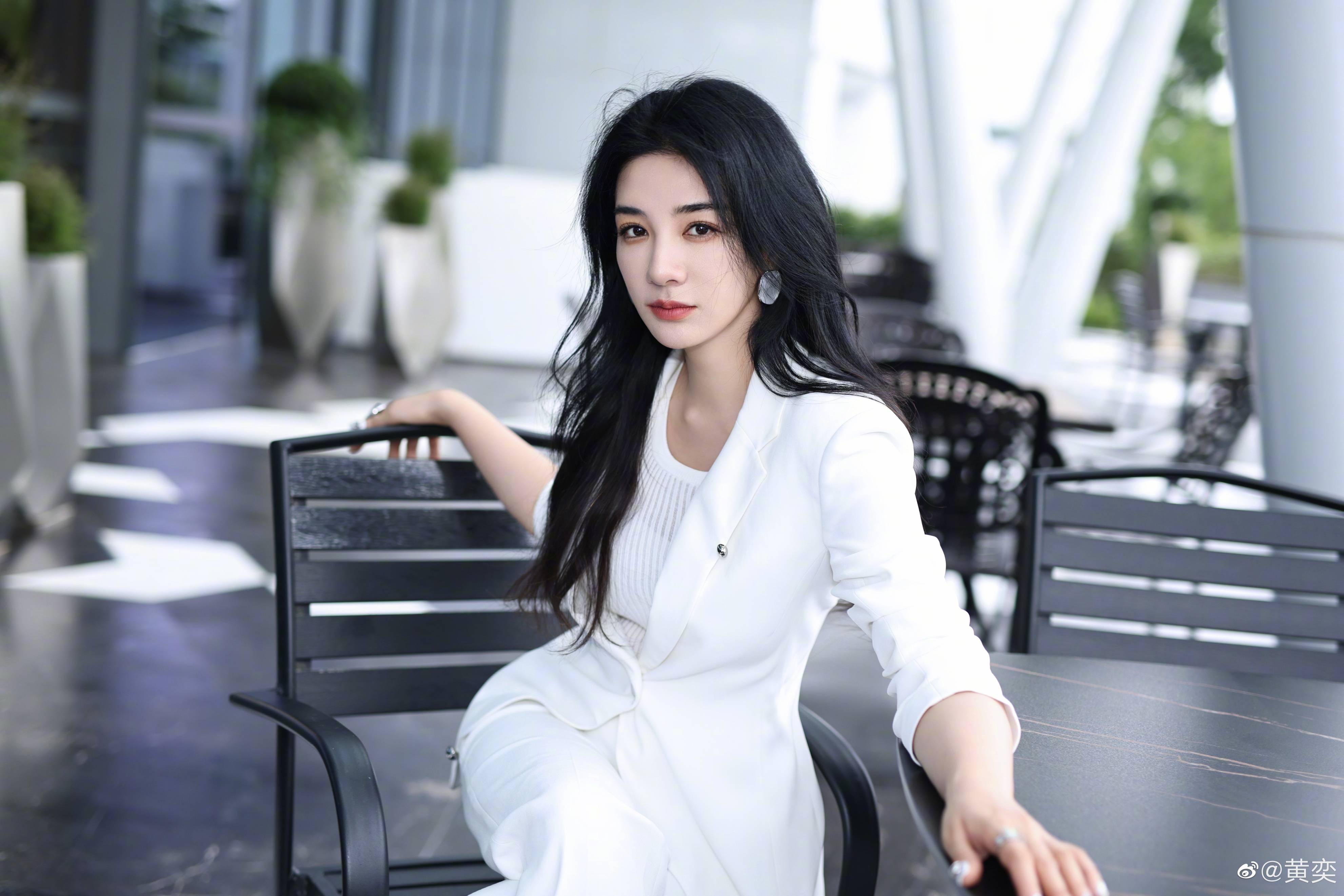 戴着生日皇冠,这蛋糕很精致,用粉色的蕾丝包裹住,点了一根蜡烛,黄奕嘟