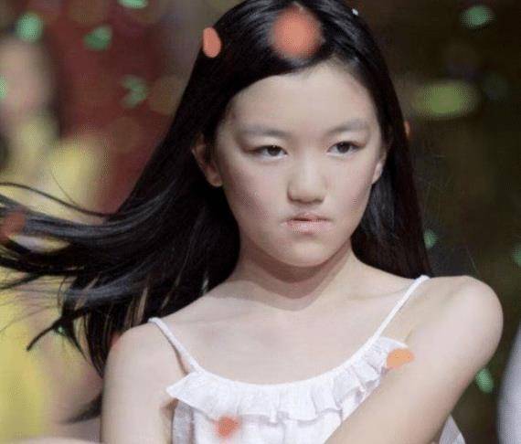 李亚鹏陪女儿出门遛狗,穿同色系衣服太养眼,俩人不像父女像兄妹!