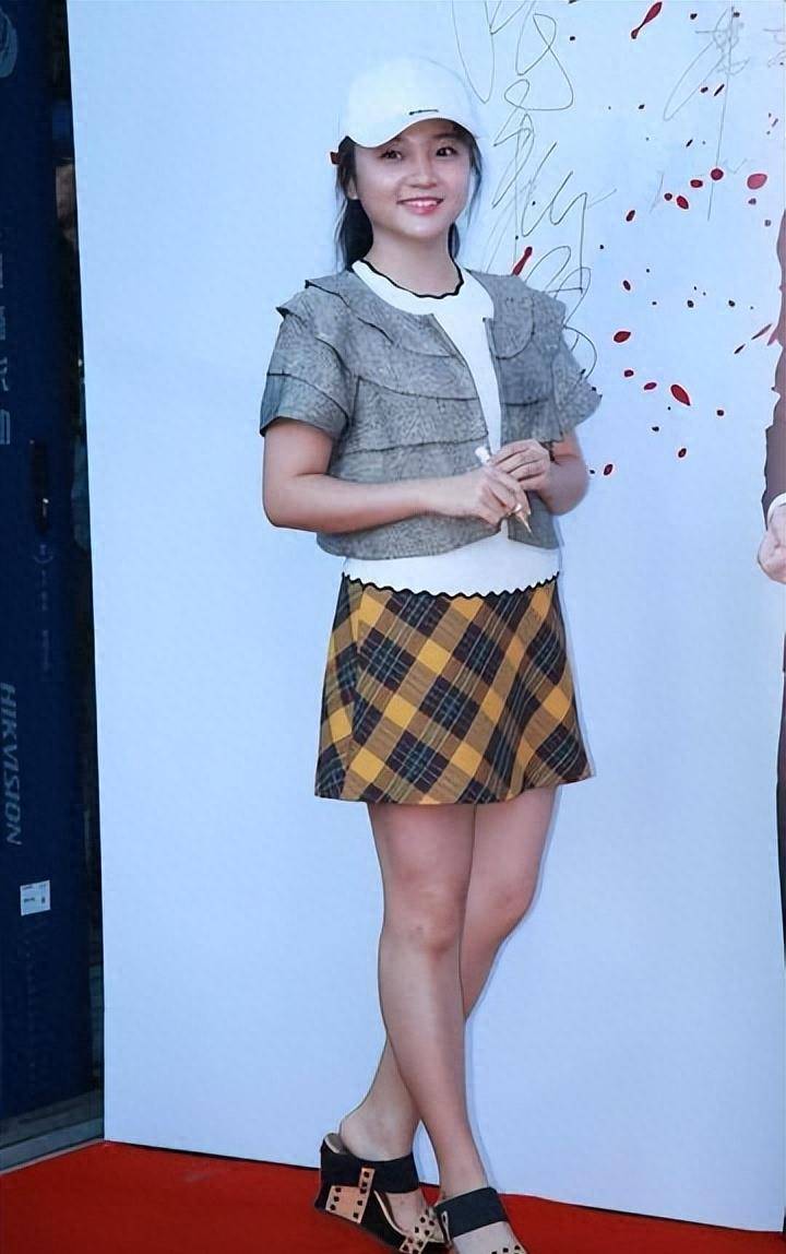 当年假唱的林妙可如今身材时尚火辣眼神勾人拒绝打擦边球