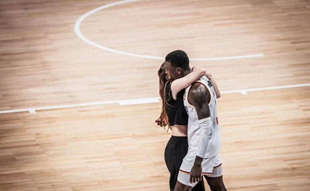 国外夺冠,施罗德的白富女子子艾伦冲进场内,白富女子送香吻_小黑_父亲