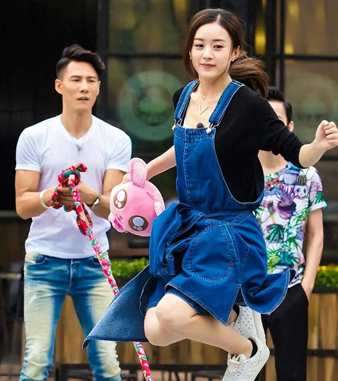 "乡村女孩"赵丽颖,背后的紫玫瑰是我的"勋章"_因为_冯小刚_梦想