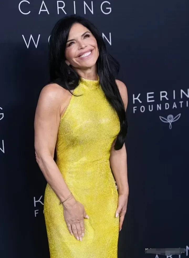 前首富女友劳伦61桑切斯身着一袭明黄色亮片长裙,展现曼妙身姿,活力