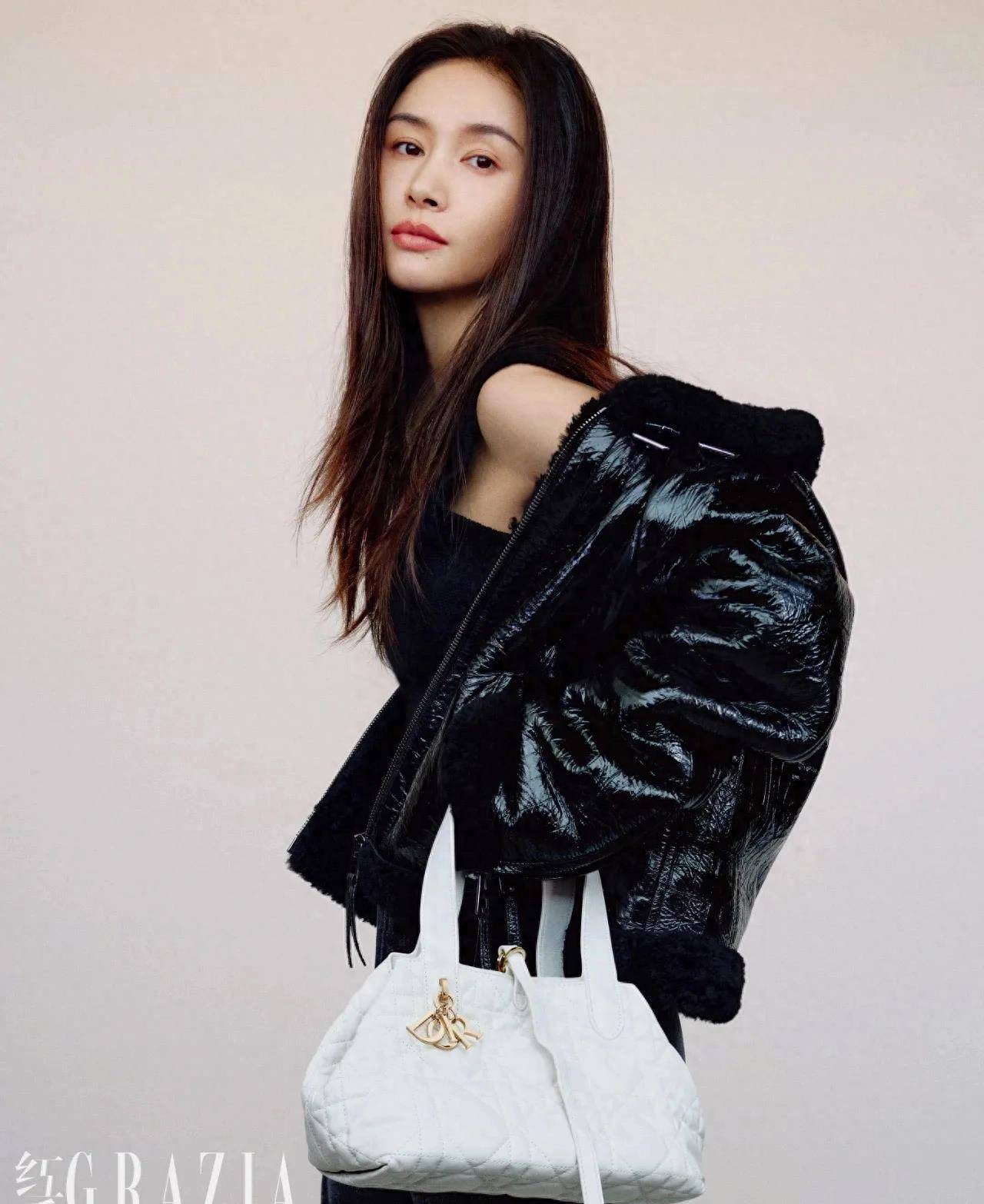 王子文登上《红秀》的生日封面,穿着黑色抹胸露出腰线,非常漂亮_牛仔