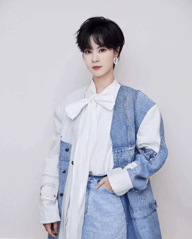 不过,郁可唯是在2009年通过选秀节目《快乐女声》出道,签约滚石唱片