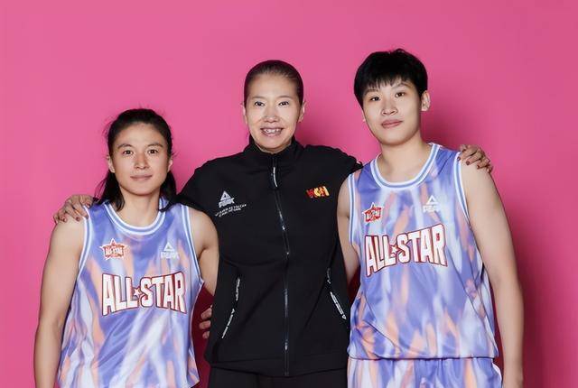 辽宁冠军主帅展淑萍正式加盟上海队,与顶级中锋张芷婷携手冲刺前三