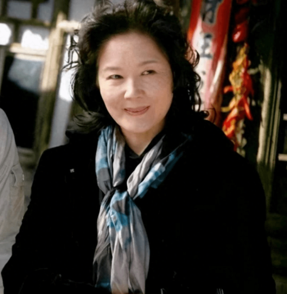 演员杨青:和军人丈夫离婚,独自抚养女儿长大,和女儿共耀演艺圈_时候