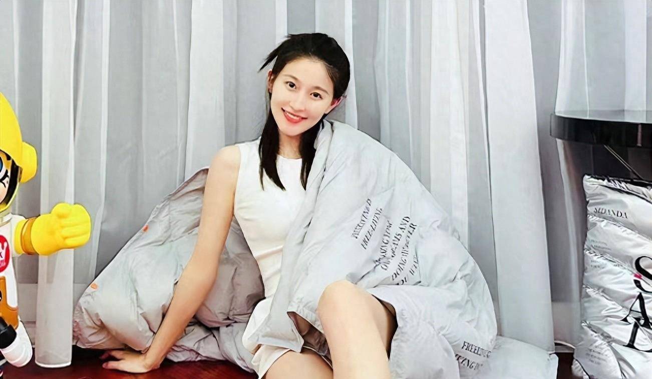 孙杨老婆张豆豆孕味足,小腹凸出手捂肚,更多细节被扒_夫妻俩_网友